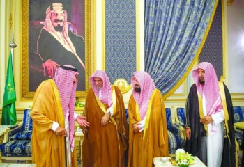 الملك يستقبل الأمراء والعلماء وجمعا من المواطنين