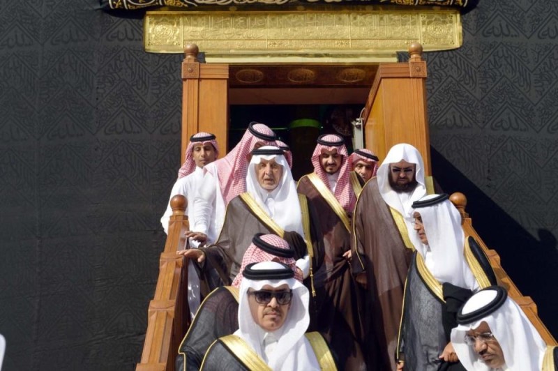 نيابة عن الملك .. أمير مكة يتشرف بغسل الكعبة