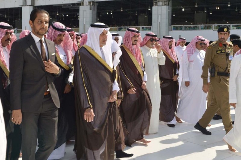 نيابة عن الملك .. أمير مكة يتشرف بغسل الكعبة