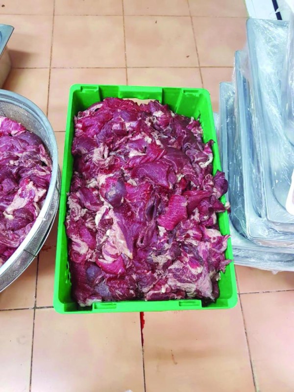 ضبط 1.4 طن أغذية فاسدة بـ«سيهات»
