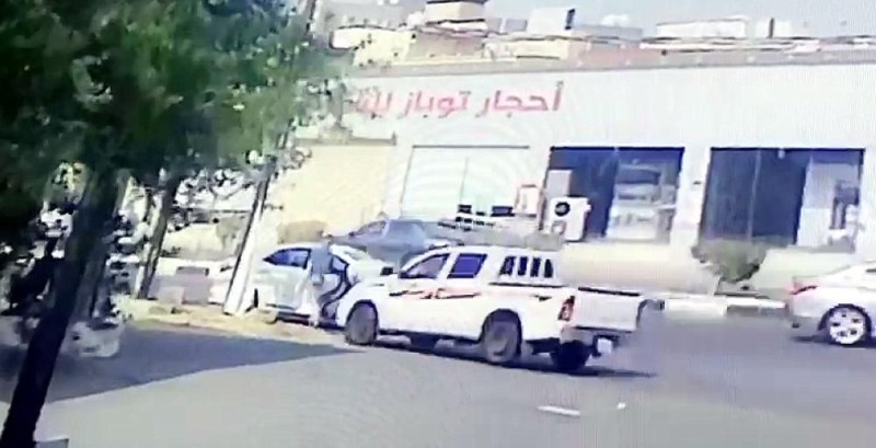جازان.. قائد مركبة صدم شابّين عمدًا يسلم نفسه
