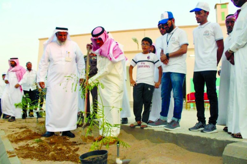 محافظ ينبع يدشن مبادرة «حينا أخضر»