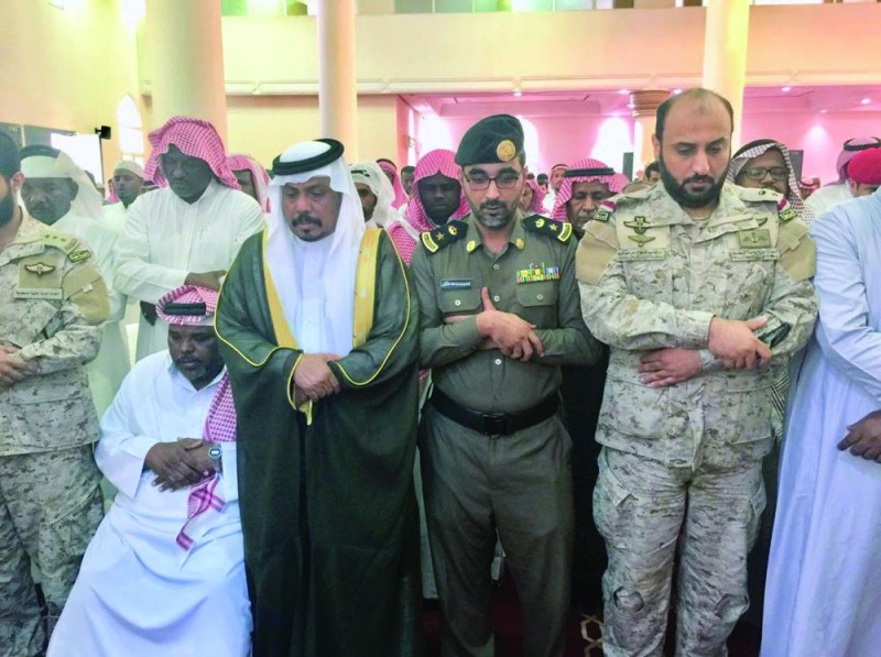 محافظ بيش يؤدي الصلاة على الشهيد علواني
