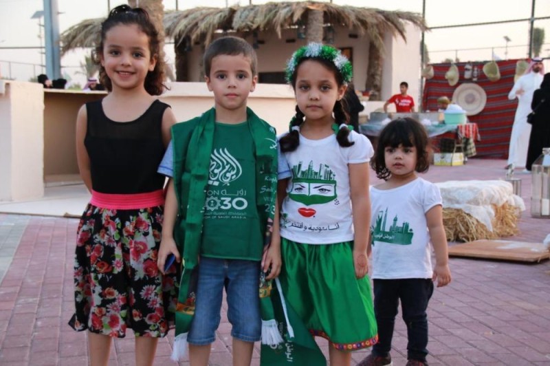 بالصور .. فرحة أطفال الشرقية باليوم الوطني