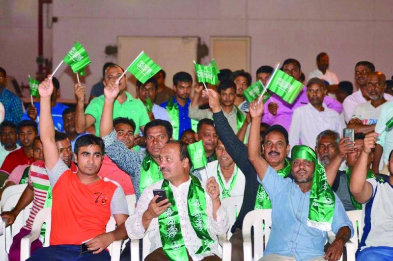 الجاليات يؤدون العرضة احتفالا باليوم الوطني