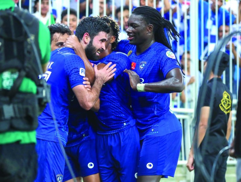 الهلال فوق الخيال.. صدارة وجمال