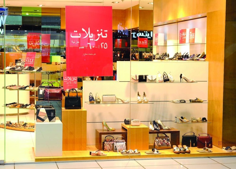 المحال التجارية تتنافس لتقديم العروض في اليوم الوطني
