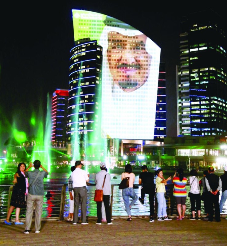 صور خادم الحرمين تزين مدن ومعالم الإمارات