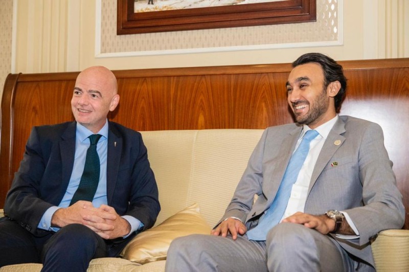 رئيس الاتحاد العربي يلتقي برئيس فيفا