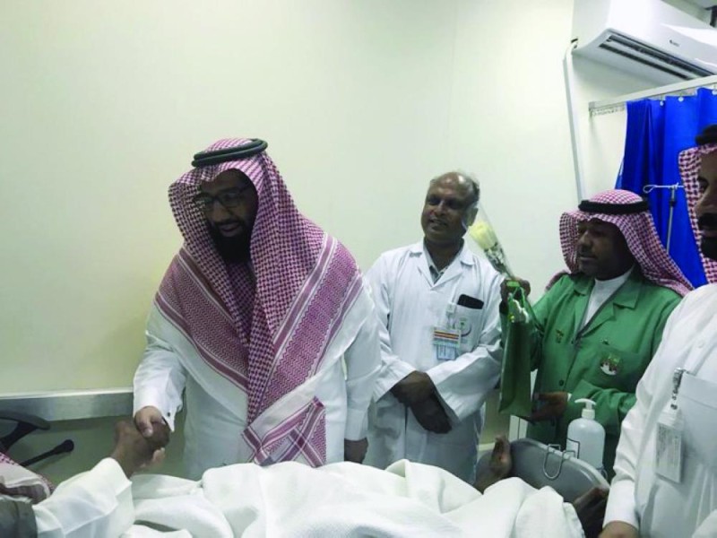 مستشفى بقيق يشارك المرضى الاحتفالات