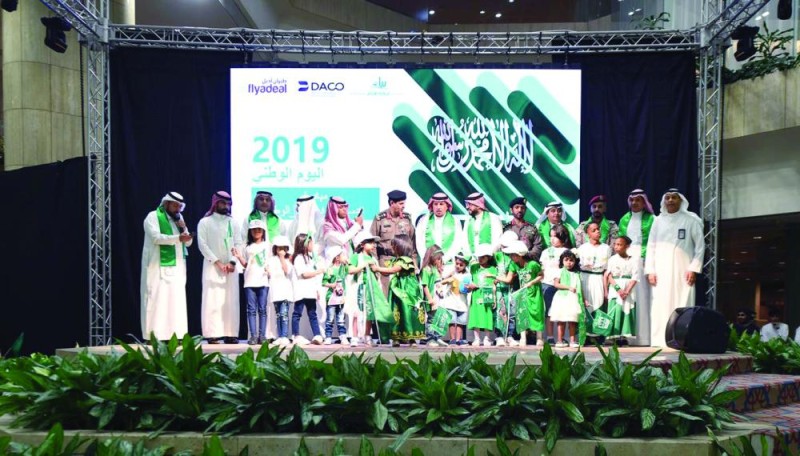 مطار الملك فهد الدولي يحتفي مع المسافرين