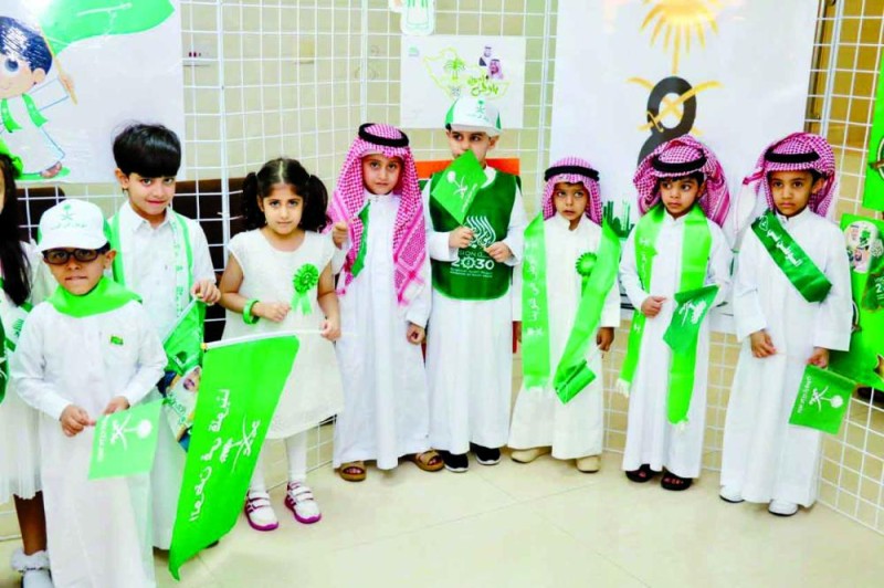 الأخضر يكسو الطابور الصباحي بمدارس الأحساء