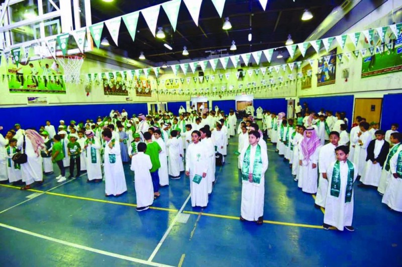 الأخضر يكسو الطابور الصباحي بمدارس الأحساء