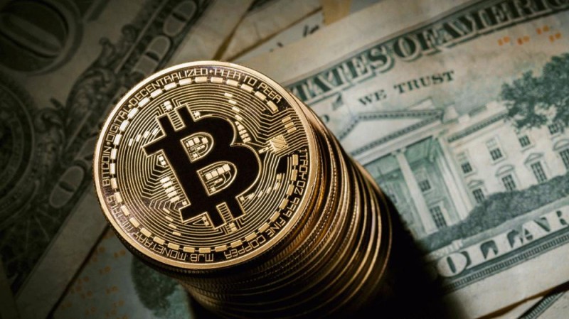 'البتكوين'  تهبط 15% أمام الدولار