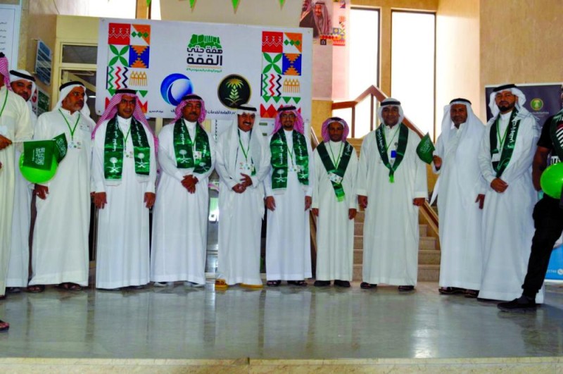 التوقيع على لوحة الولاء للوطن في احتفالات «مياه القطيف»
