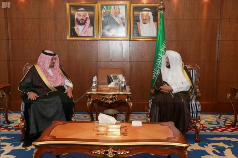 وزير الشؤون الإسلامية يستقبل سفير البحرين 