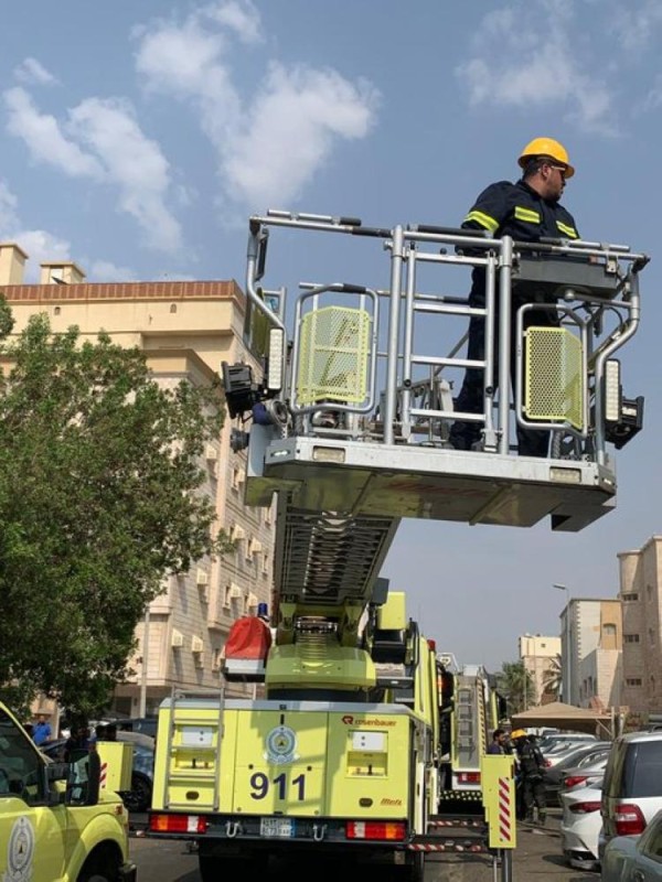 إخلاء 5 أشخاص احتجزوا في حريق بجدة