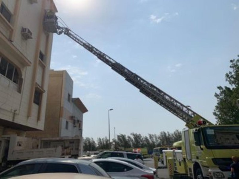 إخلاء 5 أشخاص احتجزوا في حريق بجدة