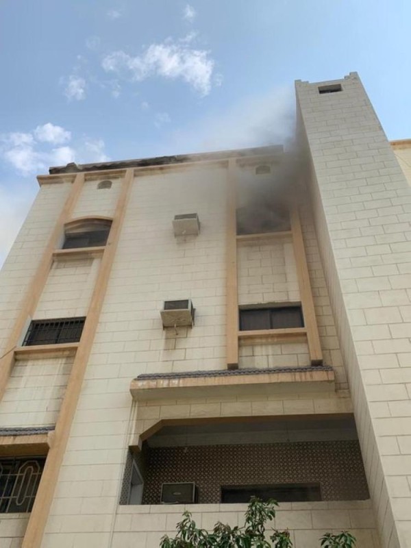 إخلاء 5 أشخاص احتجزوا في حريق بجدة
