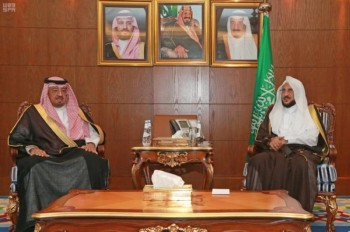 وزير الشؤون الإسلامية يستقبل سفير البحرين 