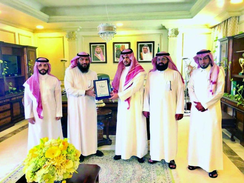 محافظ رأس تنورة يلتقي مسؤولي «بر الشرقية»