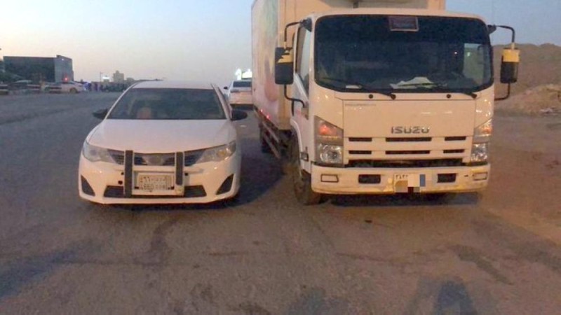 قائد مركبة يزاحم المشاة على الرصيف.. فما مصيره؟