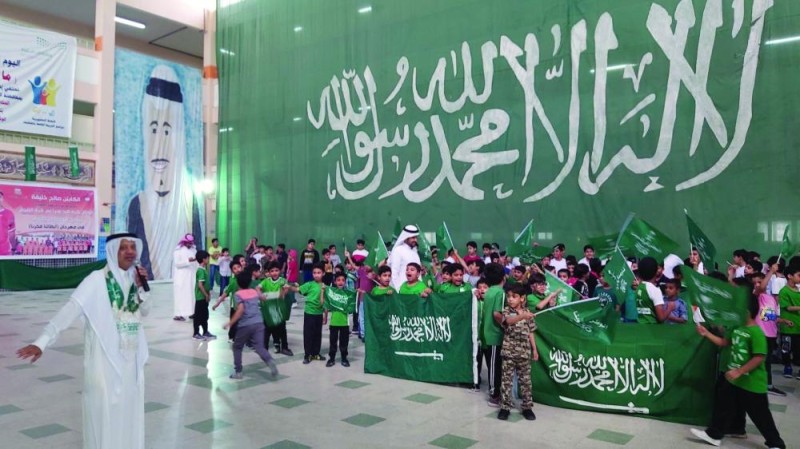 560 طالبا ومعلما بصفوى يحتفون بيوم الوطن