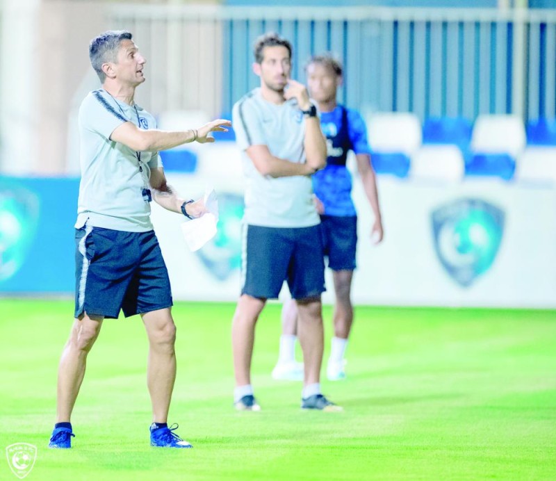 الهلال ثابت والبقية متحركون..!!