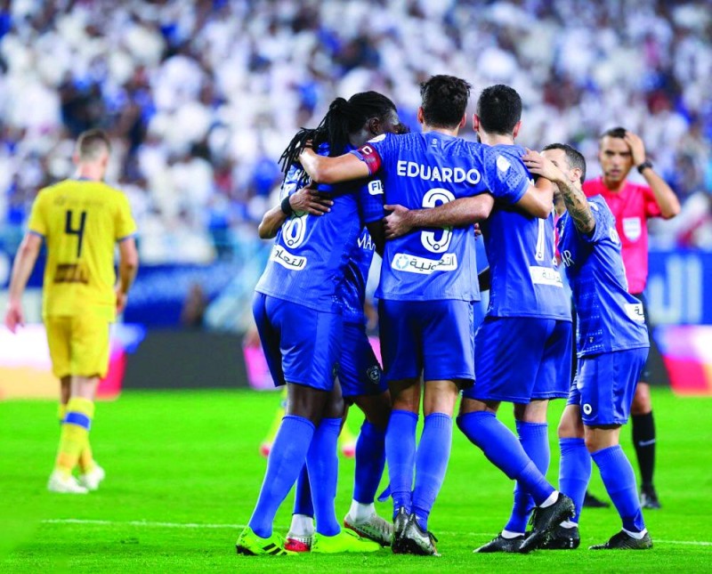 الهلال ثابت والبقية متحركون..!!