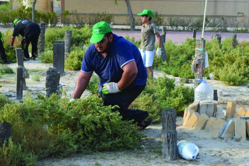 100 متطوع لتنظيف مقبرة صفوى