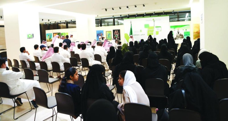 الرويشد: اللوحات الفنية وسيلة الفنان في التعبير عن حب الوطن