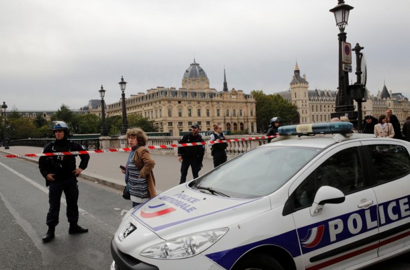 4 قتلى في هجوم على مقر شرطة باريس