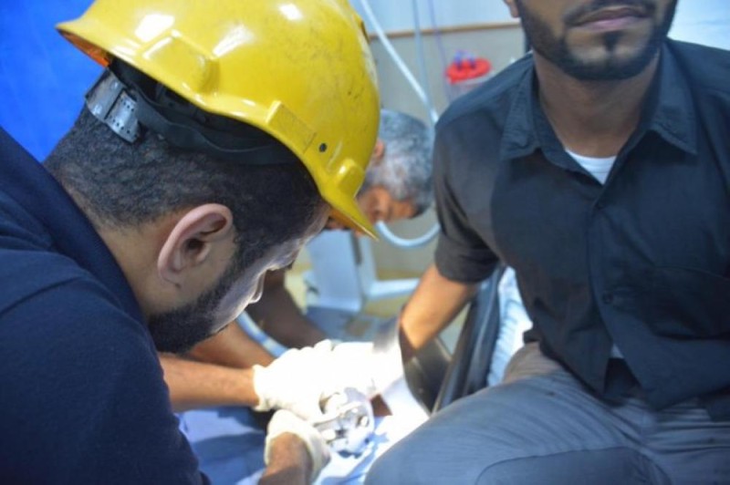 مدني جدة ينقذ يد عامل يمني علقت في فرّامة