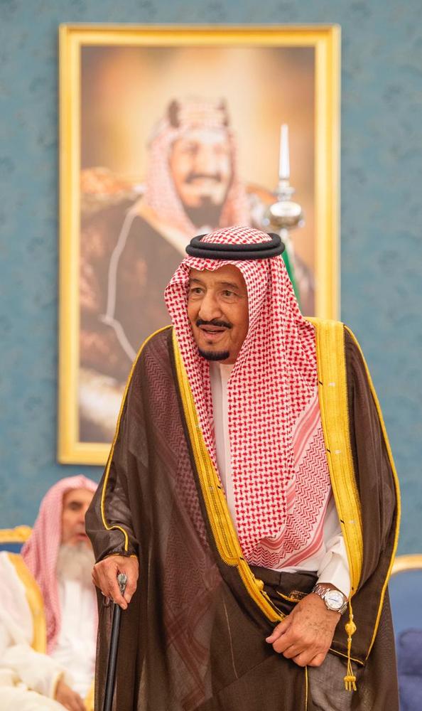 خادم الحرمين يستقبل الأمراء والمفتي وجمعاً من المواطنين