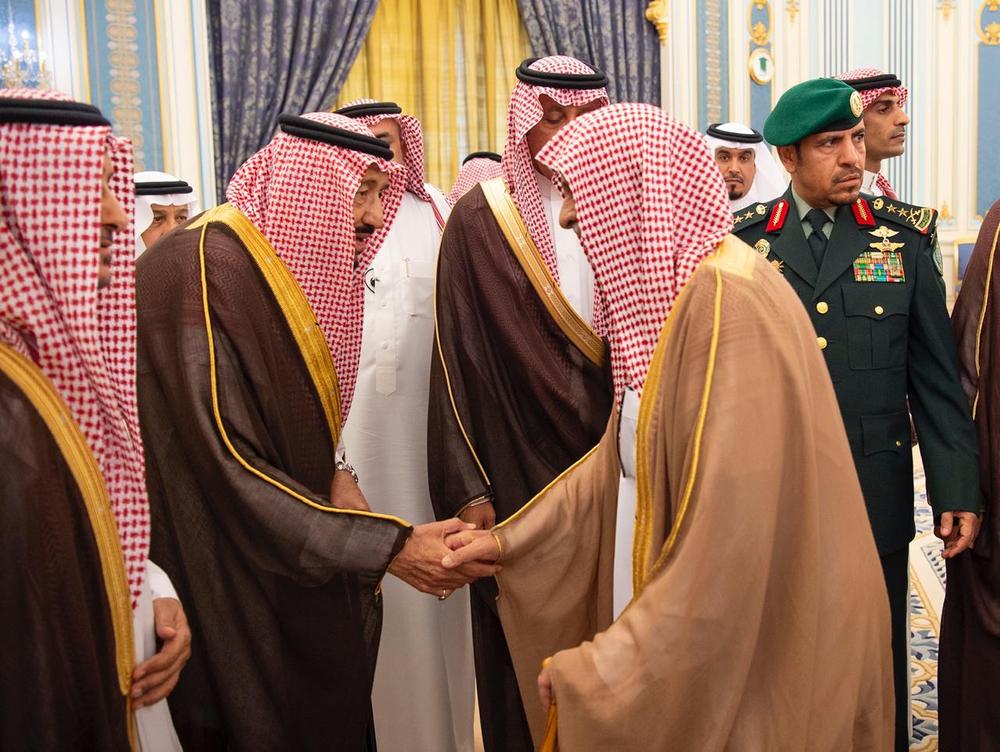 خادم الحرمين يستقبل الأمراء والمفتي وجمعاً من المواطنين