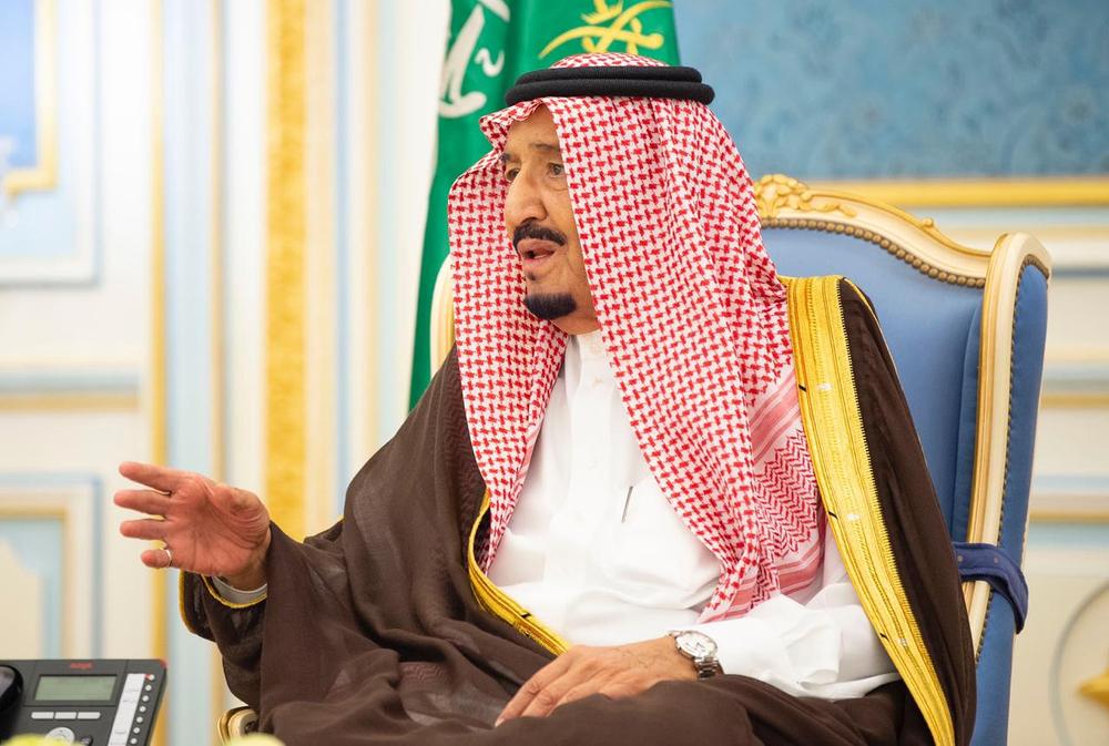 خادم الحرمين يستقبل الأمراء والمفتي وجمعاً من المواطنين