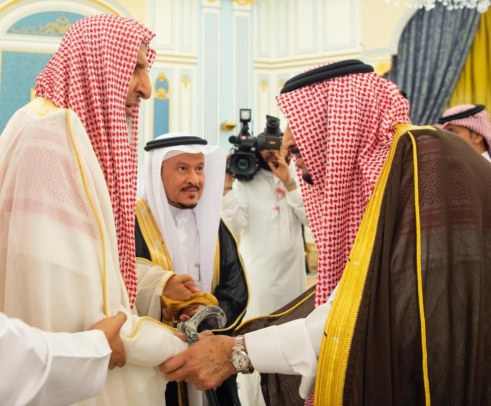 خادم الحرمين يستقبل الأمراء والمفتي وجمعاً من المواطنين