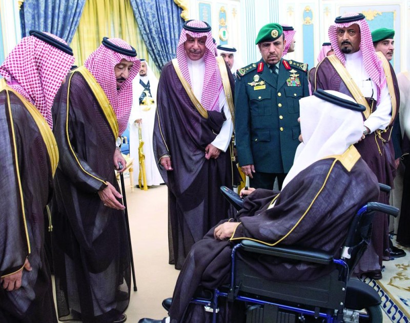 الملك يستقبل الأمراء والمفتي والعلماء وجمعا من المواطنين