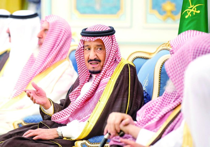 الملك يستقبل الأمراء والمفتي والعلماء وجمعا من المواطنين