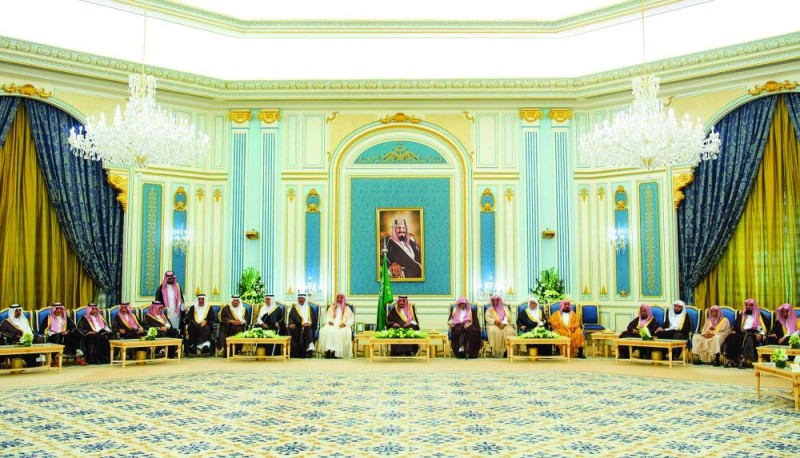 الملك يستقبل الأمراء والمفتي والعلماء وجمعا من المواطنين
