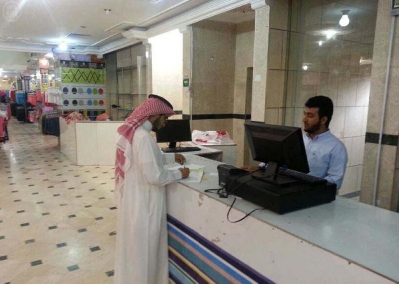«العمل» تبدأ خطة لتعديل أنشطة المنشآت التجارية 