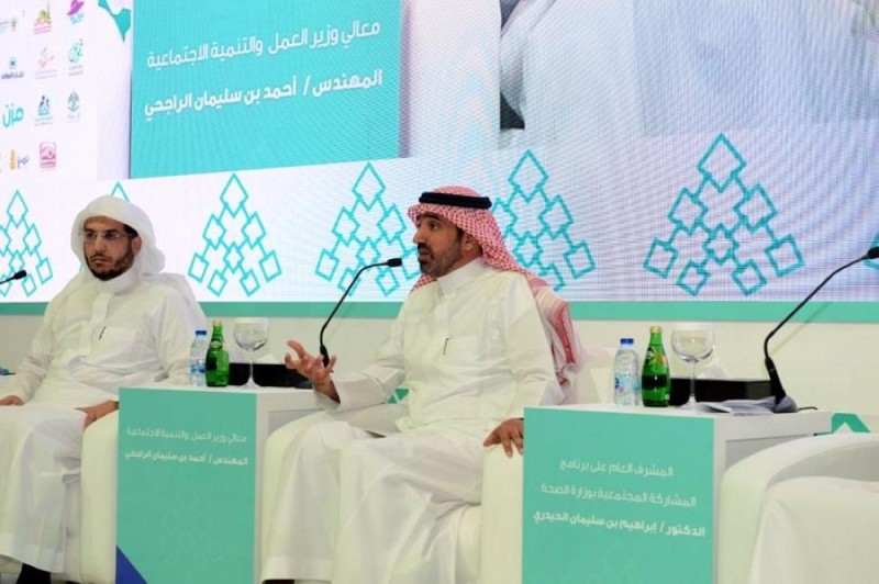 وزير العمل يستعرض 50 مبادرة تنموية ومجتمعية