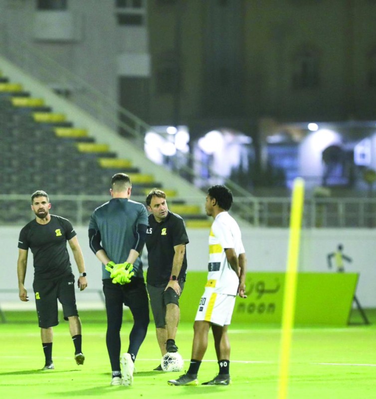 سييرا يعالج لياقة لاعبي الاتحاد بتدريبات مكثفة