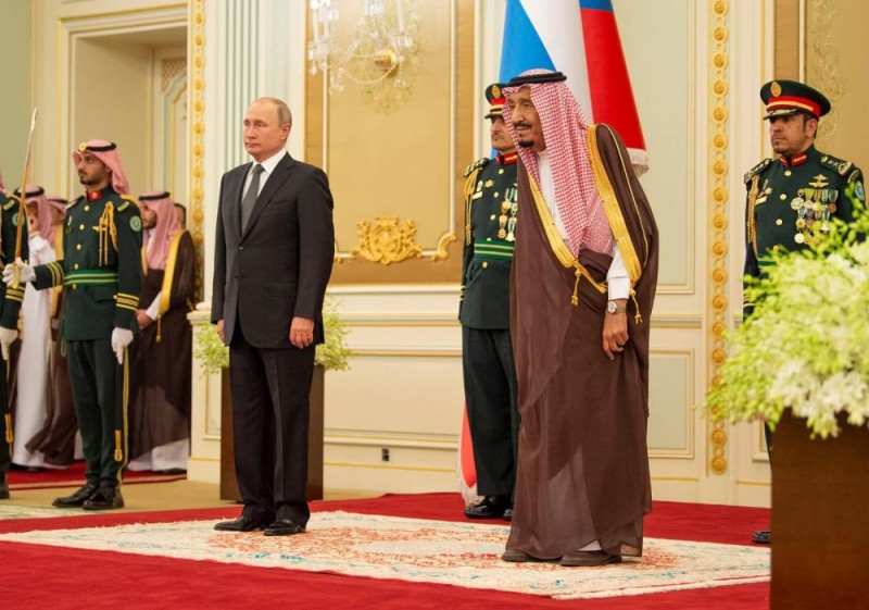 الملك وولي العهد يستقبلان الرئيس الروسي في قصر اليمامة