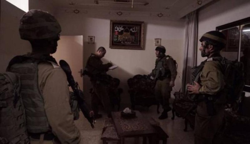 قوات الاحتلال تعتقل فلسطينيًا بالخليل