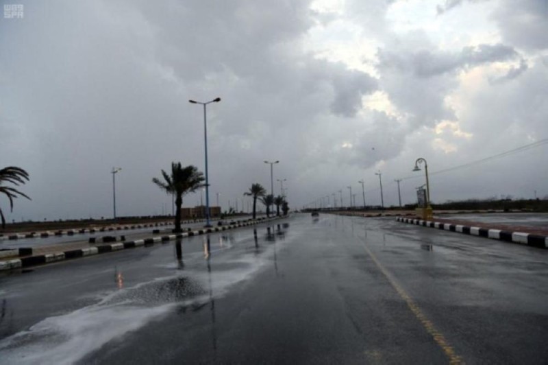سحب رعدية ممطرة تحد من مدى الرؤية على 4 مناطق