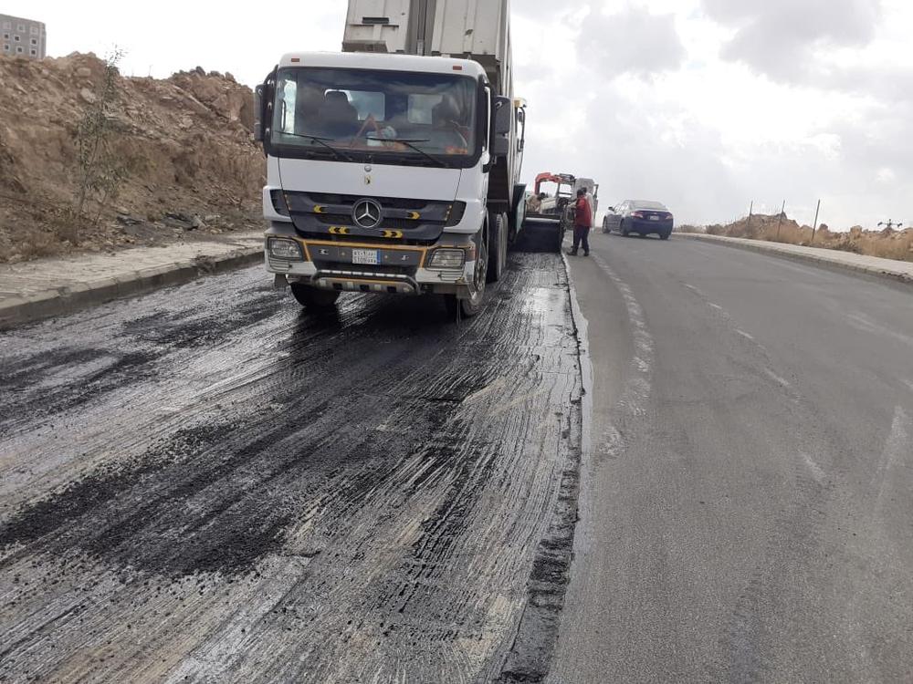 بالصور .. إعادة سفلتة طريق بالباحة على حساب المقاول