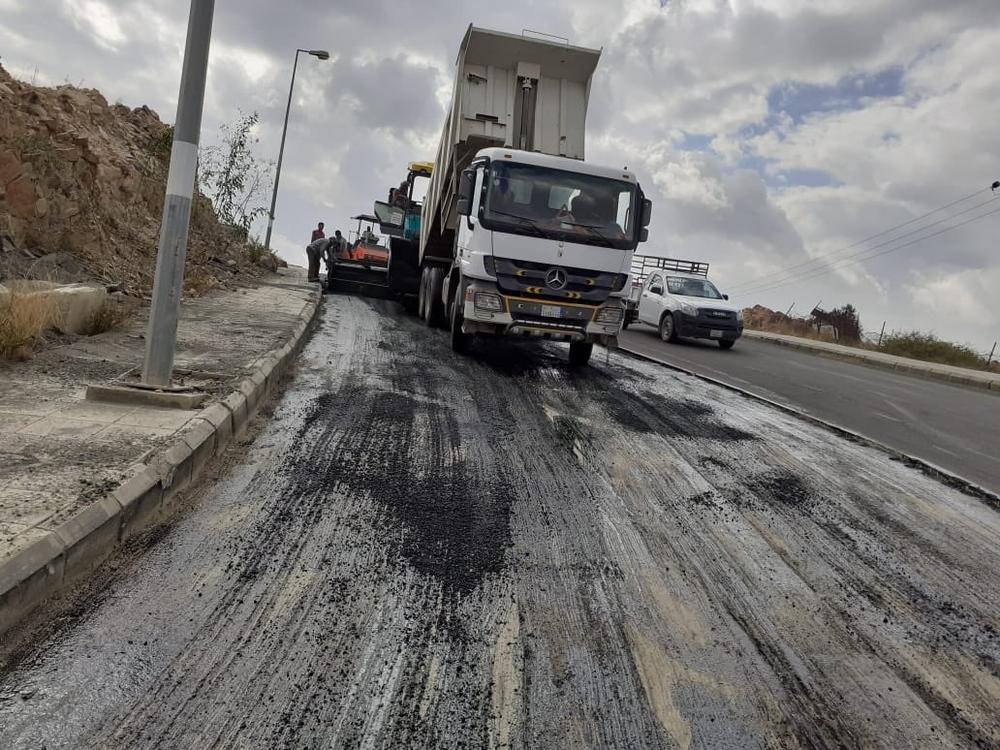 بالصور .. إعادة سفلتة طريق بالباحة على حساب المقاول