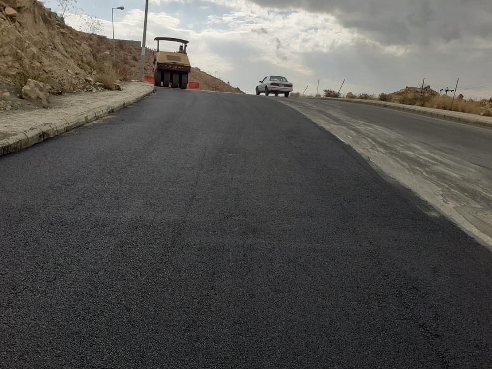 بالصور .. إعادة سفلتة طريق بالباحة على حساب المقاول