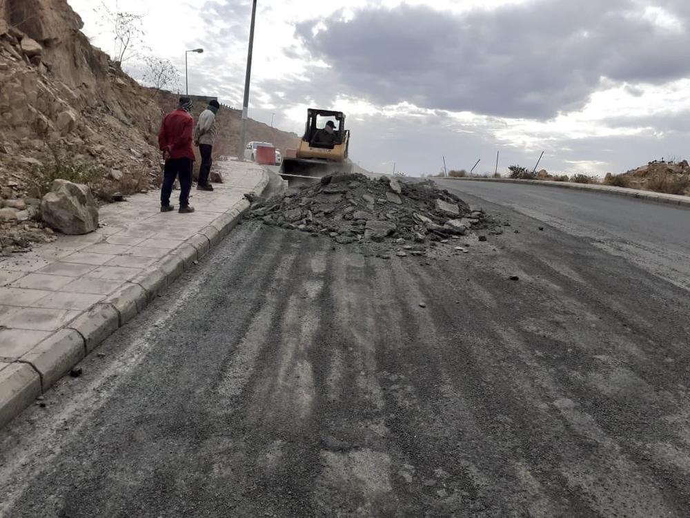بالصور .. إعادة سفلتة طريق بالباحة على حساب المقاول